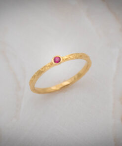 Σφυρήλατο δαχτυλίδι με πολύτιμες πέτρες